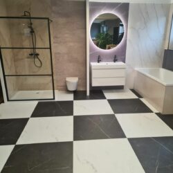 Close-up van PVC vloer Marble Nero en Pure met een marmerlook design in zwart en wit.