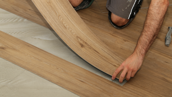 Plaatsen van een dryback PVC vloer met een houten patroon.