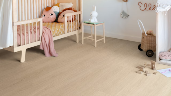 Close-up van Floorify PVC stroken vloer F056 met een houtlook design.