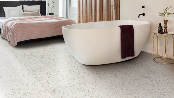 Close-up van Floorify PVC tegel F523 Verona met een Terrazzo design.